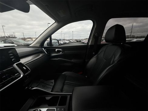 Used 2021 Kia Sorento S image 11