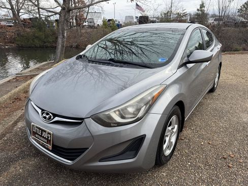Used 2015 Hyundai Elantra SE image 12