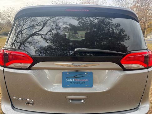 Used 2017 Chrysler Pacifica Touring-L image 8