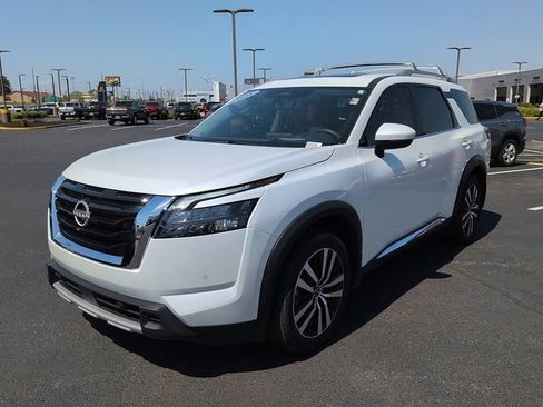 Used 2025 Nissan Pathfinder Platinum w/ Cargo Package AWD/4WD image 3