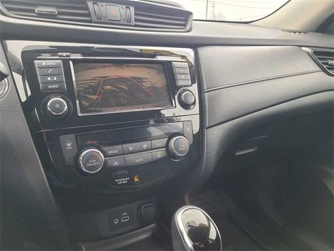 Used 2018 Nissan Rogue SV image 29
