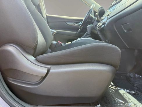 Used 2017 Nissan Rogue SV AWD/4WD image 38