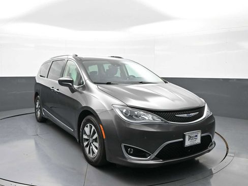 Used 2020 Chrysler Pacifica Touring-L Plus FWD image 3