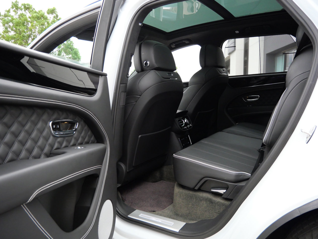 Used 2023 Bentley Bentayga AWD/4WD image 17