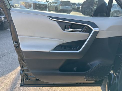 Used 2021 Toyota RAV4 XLE Premium image 10
