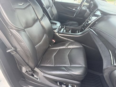 Used 2018 Cadillac Escalade ESV Platinum image 40