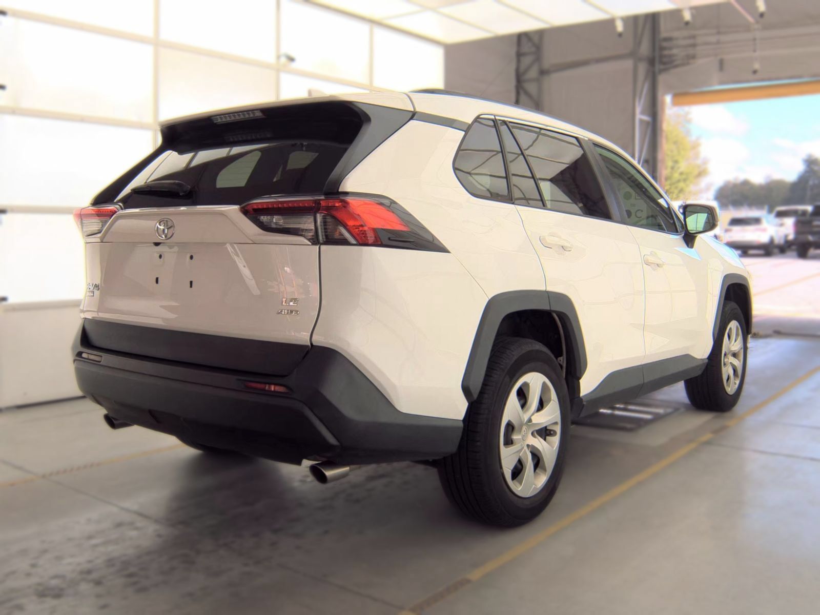 Used 2021 Toyota RAV4 LE AWD/4WD image 3