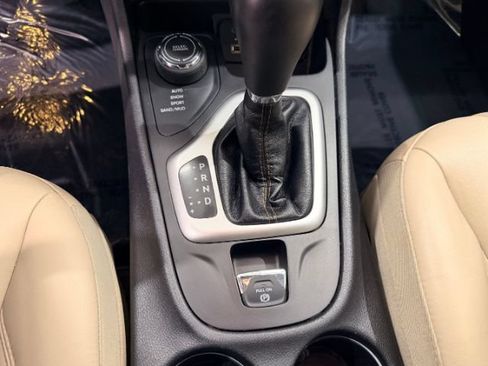 Used 2018 Jeep Cherokee Limited AWD/4WD image 38