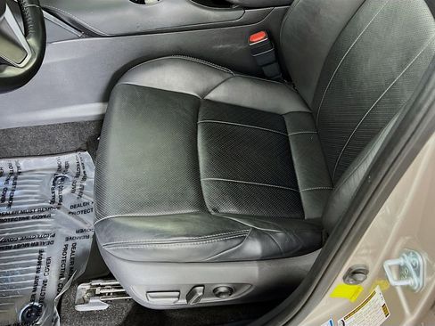 Used 2021 Toyota Venza Limited image 18