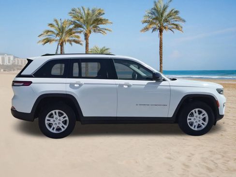 Used 2023 Jeep Grand Cherokee Laredo RWD image 9
