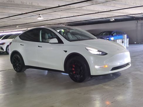 Used 2023 Tesla Model Y Long Range AWD/4WD image 3