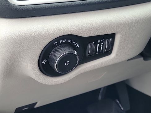 Used 2023 Chrysler Pacifica Touring-L FWD image 22