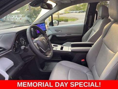 Used 2025 Toyota Sienna XLE FWD image 7