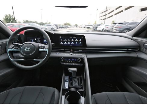 Certified 2025 Hyundai Elantra SEL image 9