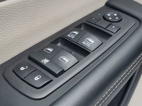 Used 2024 Chrysler Pacifica Touring-L FWD image 11