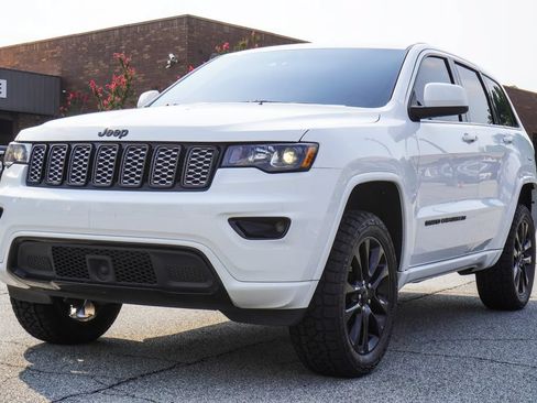 Used 2022 Jeep Grand Cherokee Laredo X AWD/4WD image 4
