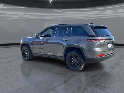 Used 2025 Jeep Grand Cherokee Altitude AWD/4WD image 4