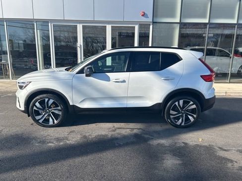 Certified 2025 Volvo XC40 B5 Plus AWD/4WD image 2