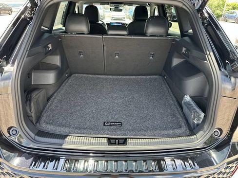 Certified 2025 Volkswagen Tiguan SE R-Line AWD/4WD image 35