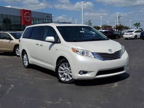Used 2017 Toyota Sienna XLE Premium AWD/4WD image 31