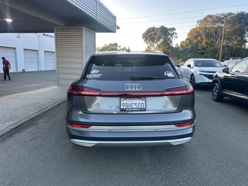 Used 2019 Audi e-tron Prestige w/ Prestige Package AWD/4WD image 2