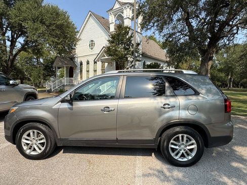 Used 2015 Kia Sorento LX image 1