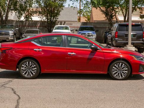 Used 2025 Nissan Altima 2.5 SV FWD image 4