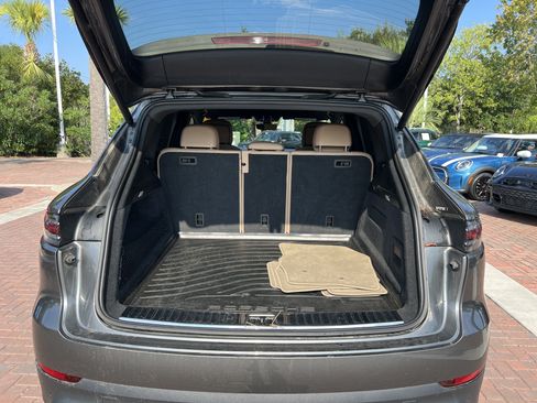 Used 2022 Porsche Cayenne AWD/4WD image 32