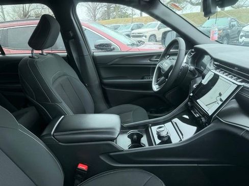 Used 2024 Jeep Grand Cherokee Laredo X image 6