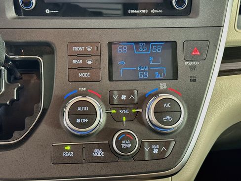 Used 2018 Toyota Sienna XLE FWD image 23