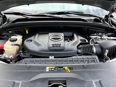 Certified 2022 Jeep Grand Cherokee Overland w/ Luxury Tech Group IV AWD/4WD image 38