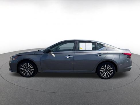 Used 2025 Nissan Altima 2.5 SV FWD image 9