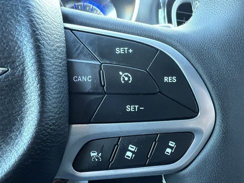 Used 2025 Chrysler Pacifica Select image 41