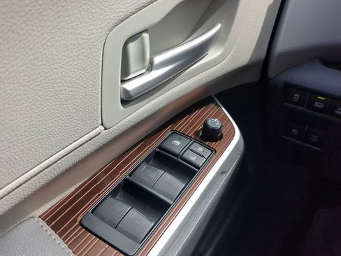 Used 2022 Toyota Sienna XLE image 28