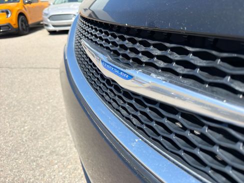 Used 2018 Chrysler Pacifica Limited FWD image 13