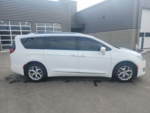 Used 2017 Chrysler Pacifica Touring-L Plus w/ Tire & Wheel Group image 4