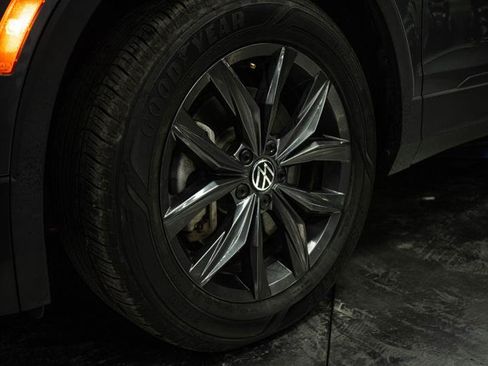 Used 2024 Volkswagen Tiguan SE FWD image 3