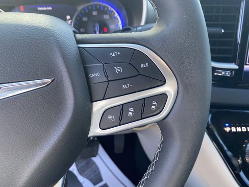 Used 2024 Chrysler Pacifica Touring-L FWD image 12