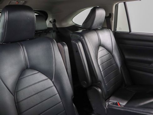 Used 2020 Toyota Highlander XLE FWD image 29