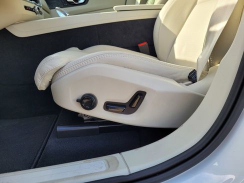 Certified 2024 Volvo XC60 T8 Ultimate w/ Protection Package Premier image 11