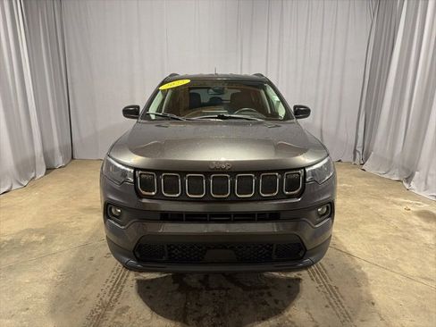 Used 2022 Jeep Compass Latitude image 2