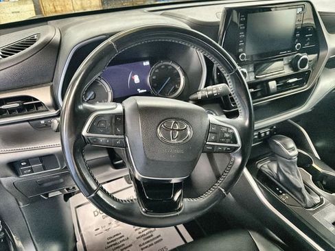 Used 2021 Toyota Highlander XLE AWD/4WD image 14