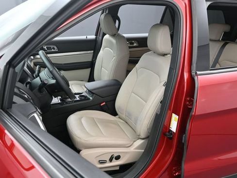 Used 2018 Ford Explorer XLT w/ Equipment Group 202A FWD image 11