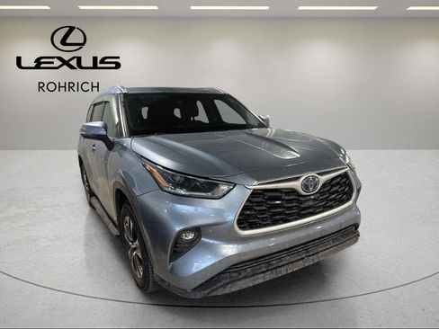 Used 2021 Toyota Highlander XLE image 3