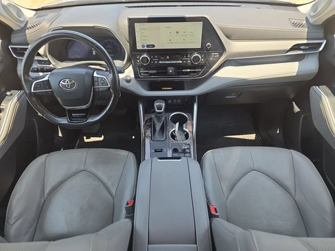 Used 2023 Toyota Highlander Limited FWD image 9