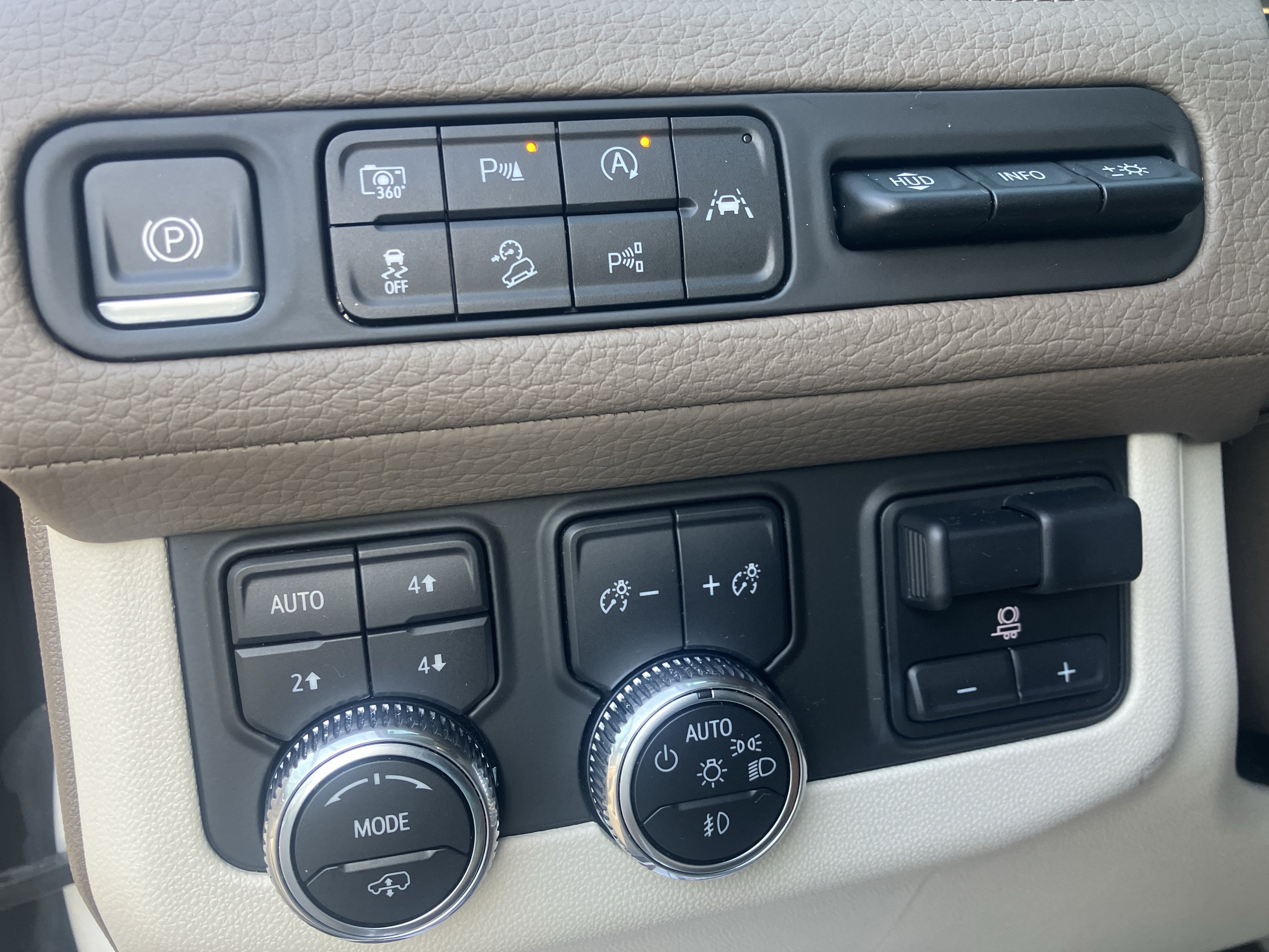 Used 2023 GMC Yukon Denali w/ Advanced Technology Package AWD/4WD image 23