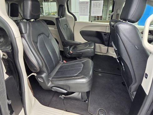 Used 2017 Chrysler Pacifica Touring-L Plus w/ Advanced Safetytec Group FWD image 19
