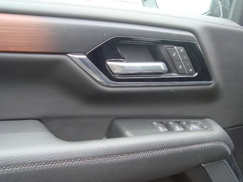 Certified 2025 GMC Yukon XL Denali AWD/4WD image 8