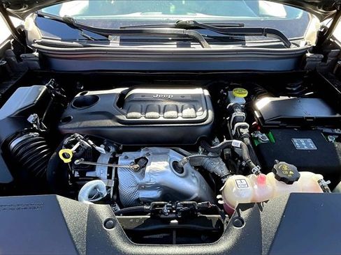 Used 2019 Jeep Cherokee Trailhawk image 9