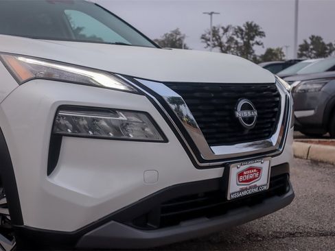 Used 2022 Nissan Rogue SV w/ SV Premium Package image 3